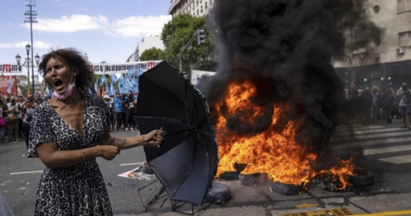 Argentina aprueba acuerdo con el FMI en medio de disturbios