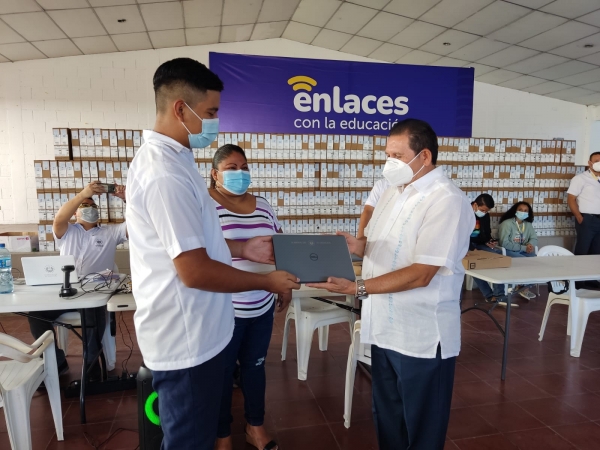 Educación y Alcalde de Mejicanos entregan computadoras