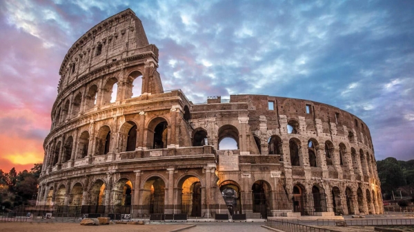Multan a turistas por beber cerveza en el Coliseo Romano