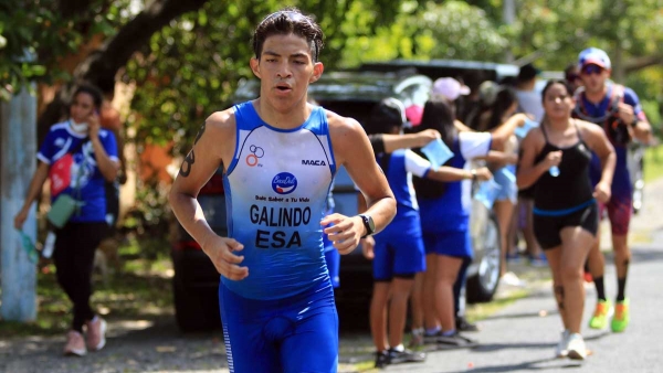 Salvadoreños destacan el triatlón en Guatemala