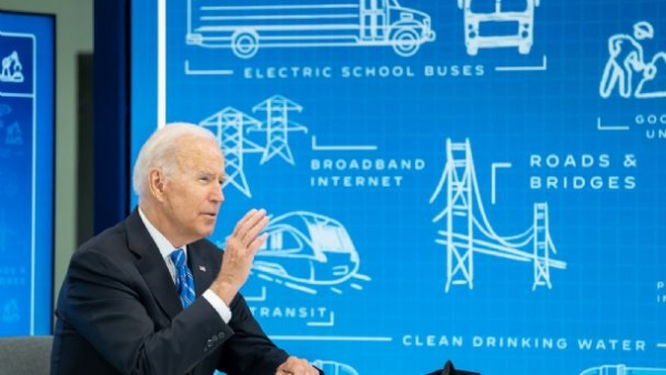 Biden ordena liberar petróleo de la reserva