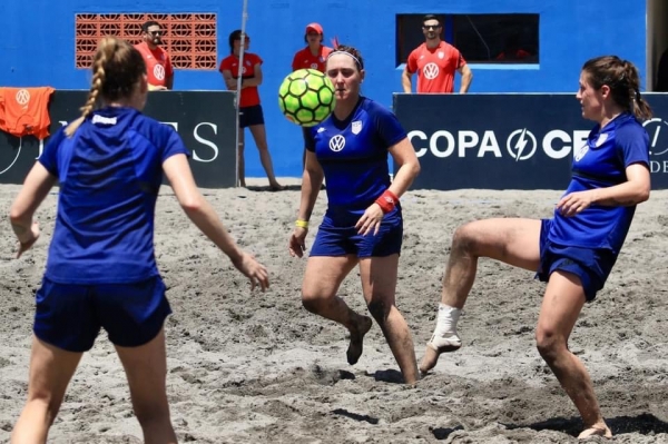 Selección femenina de fútbol playa de EUA entrena en la Costa