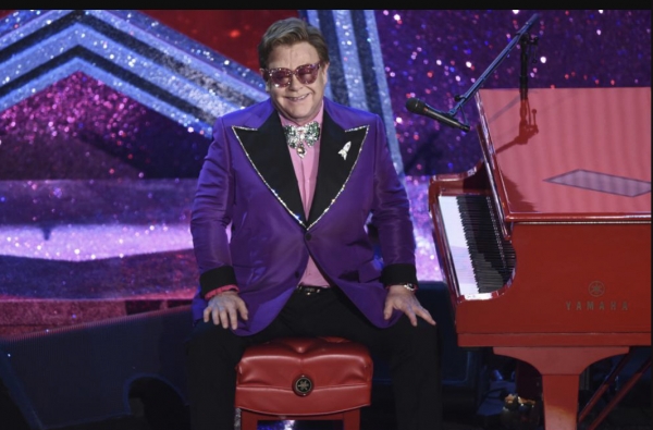 Elton John se lastima la cadera
