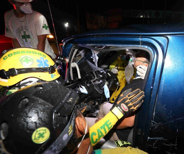 Rescatan automovilista accidentado en carretera de Quezaltepeque a San Salvador