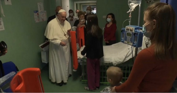Papa Francisco visita a niños ucranianos asilados en Italia