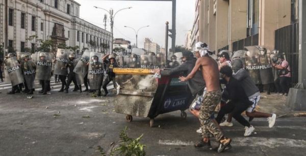 Dos muertos tras el levantamiento del toque de queda en Perú