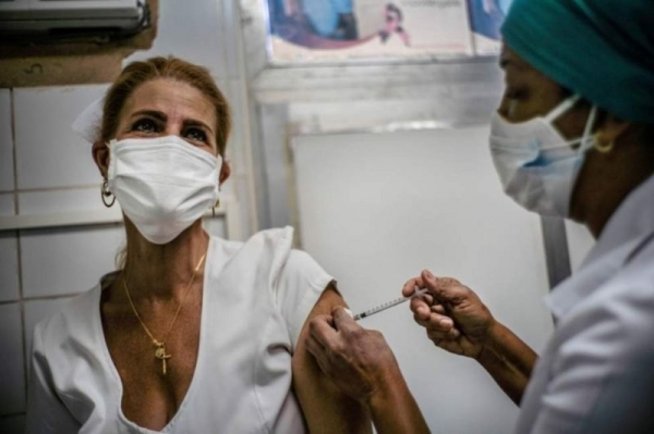Cuba empieza a administrar su vacuna contra la covid-19 a trabajadores de salud en la última fase del ensayo clínico