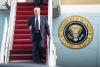 El Presidente de Estados Unidos, Donald Trump, baja del avión Air Force One, durante uno de sus viajes de campaña.