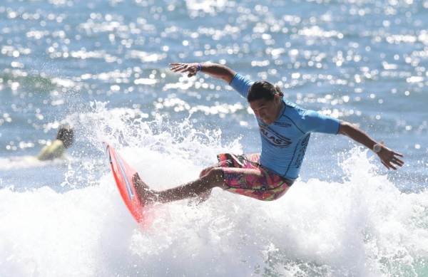 El Salvador muestra su talento en Surf City