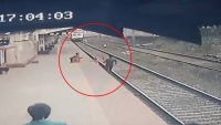 VIDEO: Un hombre salva en el último momento a un niño de ser arrollado por un tren tras caer a las vías