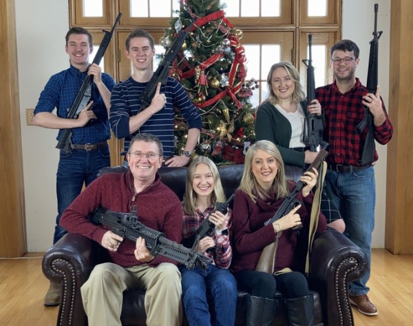 Político republicano publica foto familiar con armas