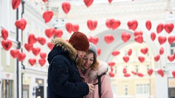 Una pareja paseando por Moscú el 12 de febrero del 2021