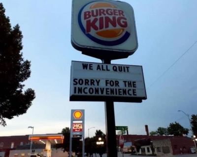 &quot;Todos renunciamos&quot;, se lee en un rótulo de Burger King