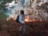 Continúan labores de extinción tras incendio en bosque de Chalatenango