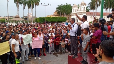 Migrantes exigen libre tránsito en frontera sur de México