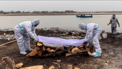 Localizan 71 cadáveres a la orilla de un río en India