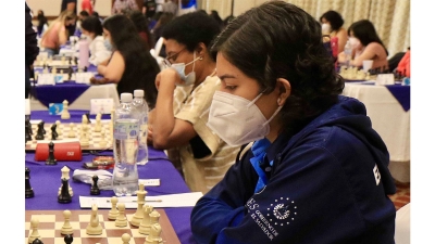 Salvadoreña se corona reina del ajedrez