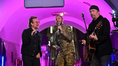Bono y The Edge dan concierto en el metro de Kiev