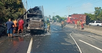 Camión se incendia tras accidentarse en carretera a Sonsonate