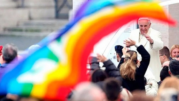 Papa dice que Iglesia no rechaza a personas LGBTI