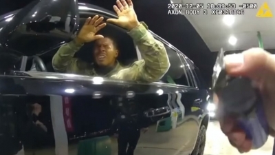VIDEO: Policías apuntan con sus pistolas y rocían gas pimienta en la cara a un teniente negro de EE.UU. durante una parada de tráfico