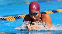Ivanka Bukele gana plata en torneo de natación internacional
