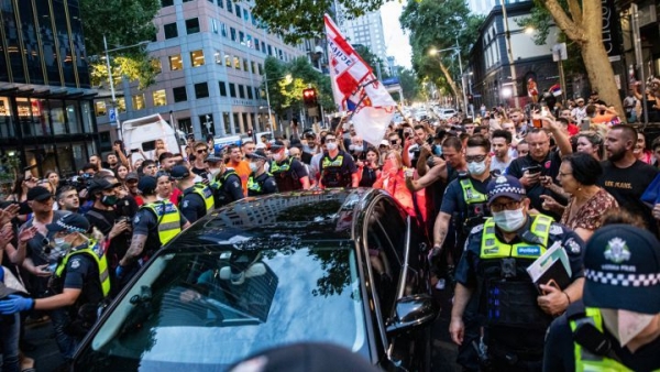 Fanáticos de Djokovic se enfrentan a la policía