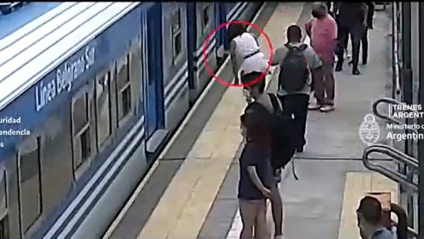 Mujer que cayó en vías de tren resulta ilesa